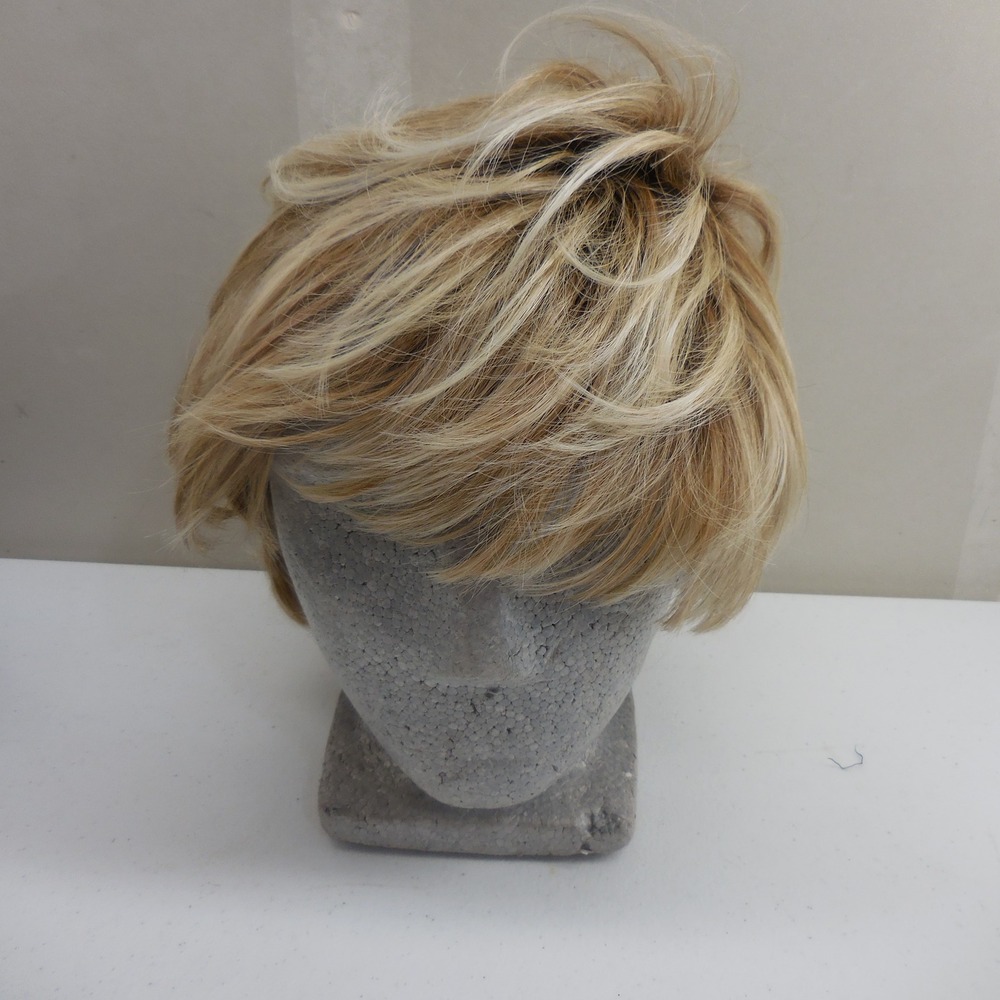 Raquel Welch Short Blonde Layered Synthetic Wig Highlighted Pixie Cut Japan